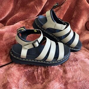 Women’s green and Black Sandals